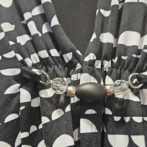 Notations Black and White Geometric Women's top. - Picture 3 of 4